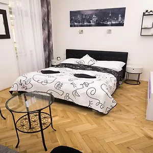 Black & White Apartment Prague By Wenceslas Square And Muzeum Апартаменты